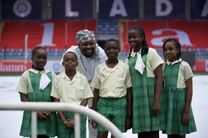 Fola David Leads 1,000 Children in World Record Art Attempt