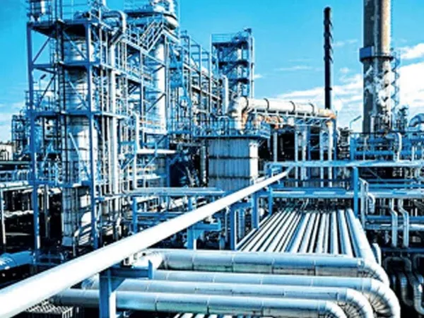 Dangote Refinery Shifts to Dollar Sales Amid U.S.-Iran Tensions