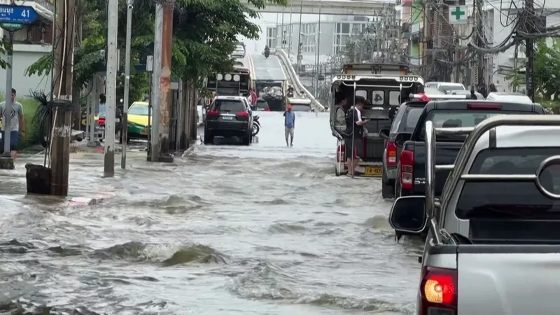 Bangkok Faces Severe Flooding, Evacuates Nearly 4,900 Residents